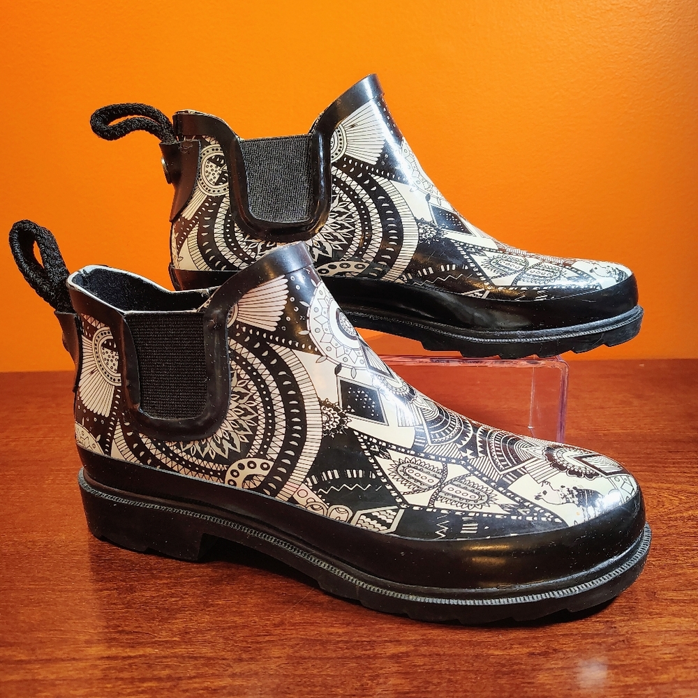 Sakroots Mandala Rain Boots Women’s Size 8 Black White Ankle Chelsea Waterproof